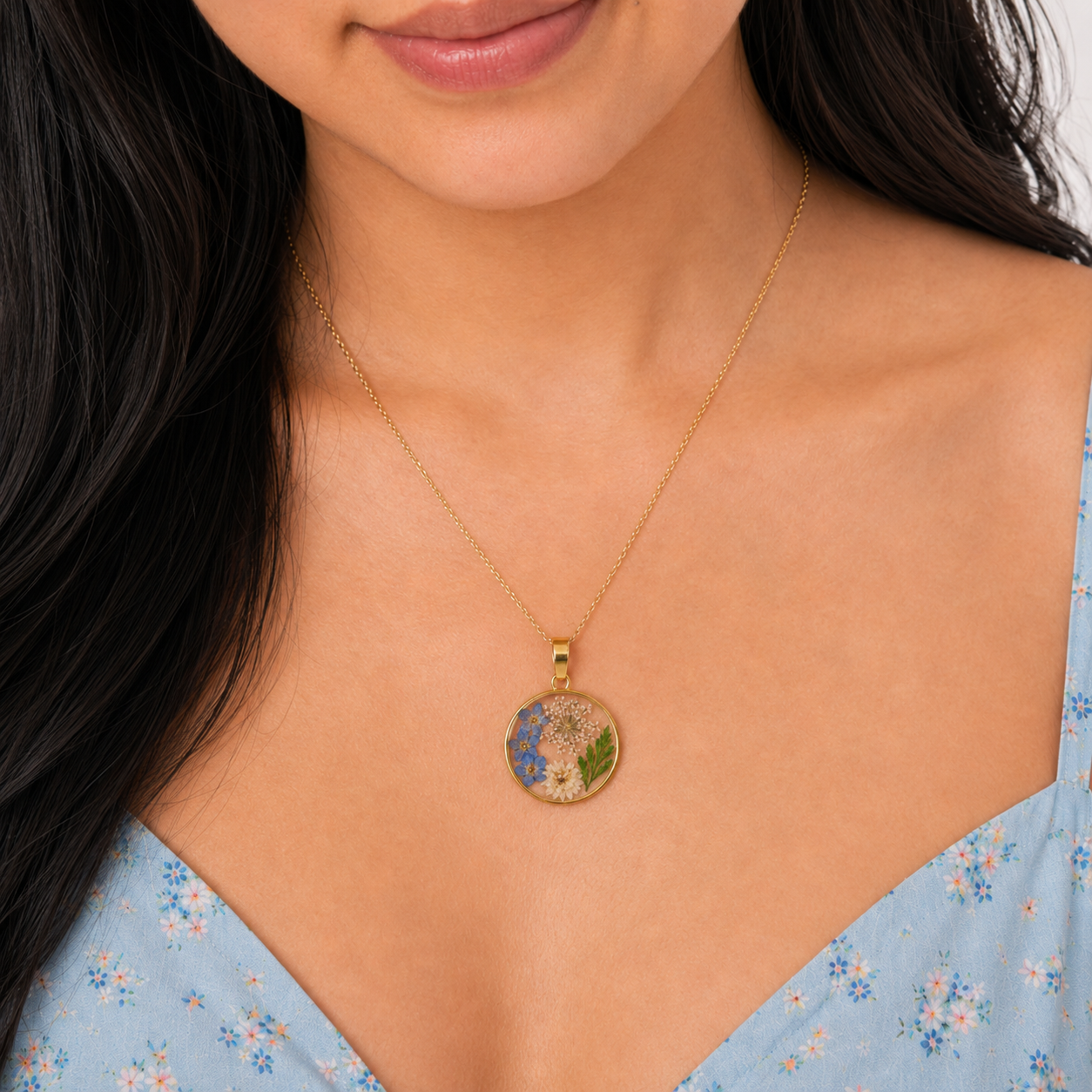 Forget-me-not Circular necklace in 18k gold