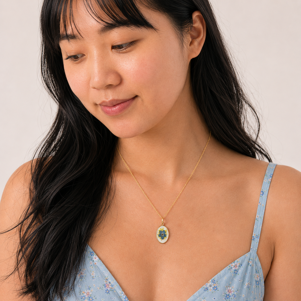 Forget-me-not oval necklace in 18k gold
