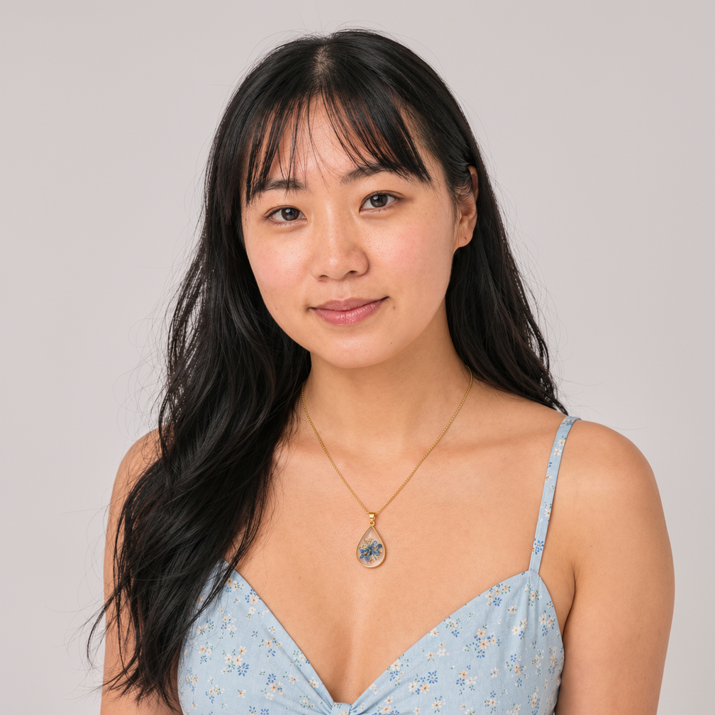 Forget-me-not teardrop necklace in 18k gold