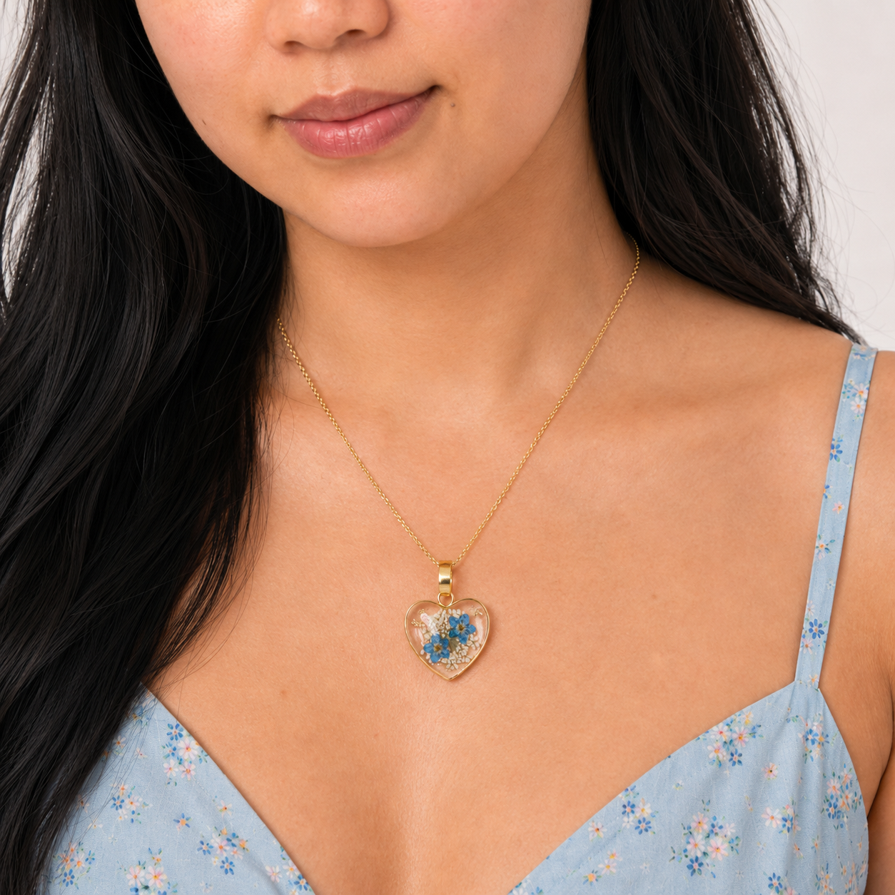 Forget-me-not heart necklace in 18k gold