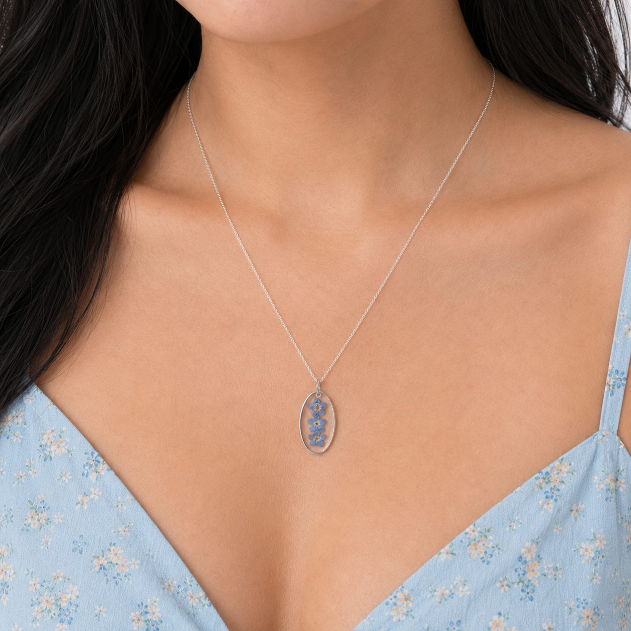 Forget-me-not oval necklace in silver