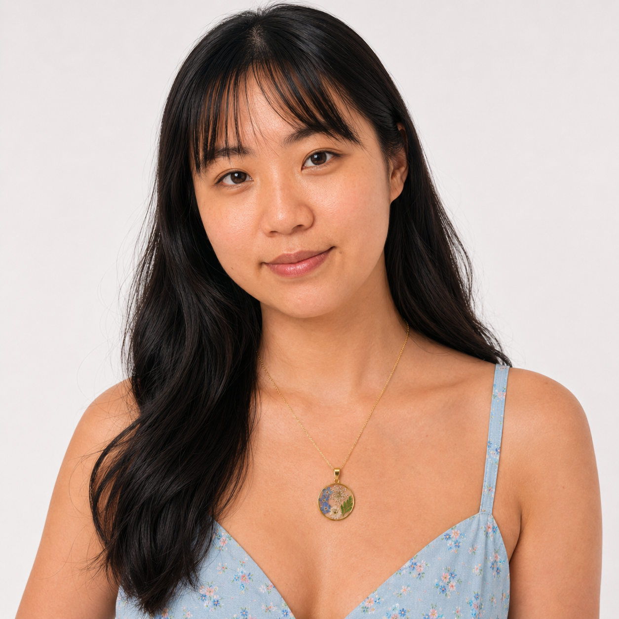 Forget-me-not Circular necklace in 18k gold