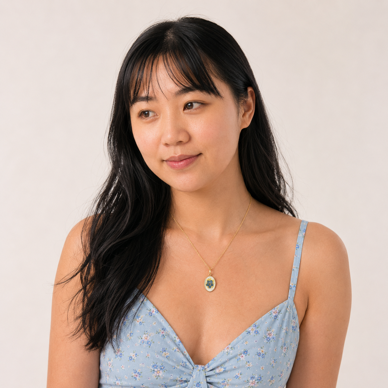 Forget-me-not oval necklace in 18k gold