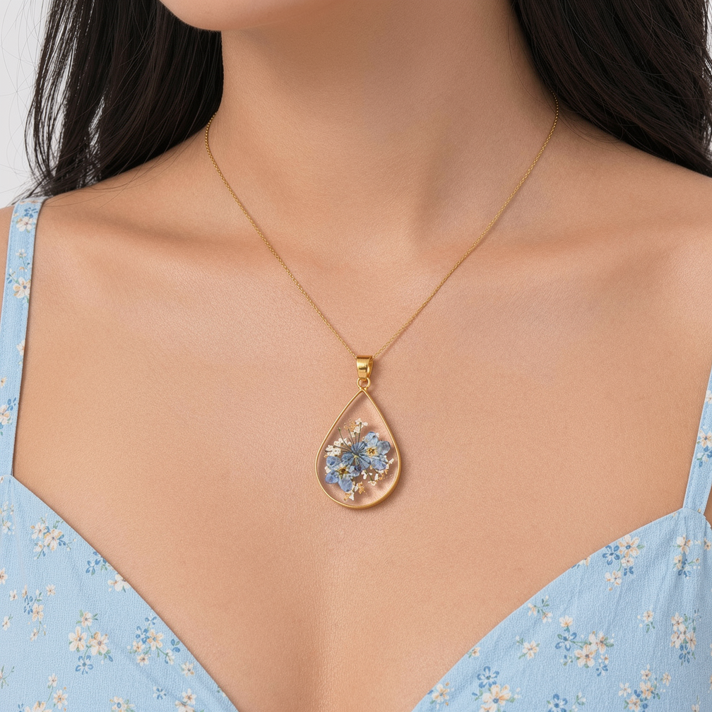 Forget-me-not teardrop necklace in 18k gold